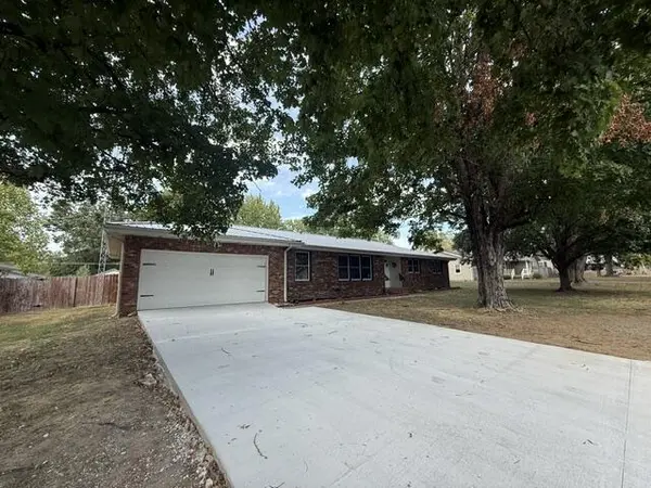 811 Richards DR, Mountain Grove, MO 65711
