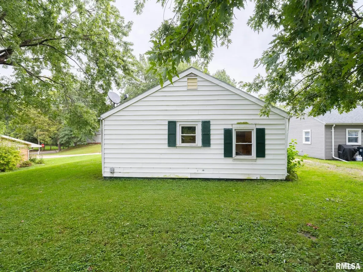670 N 9th AVE, Canton, IL 61415