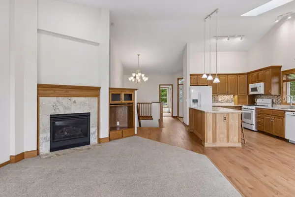492 Holly LN N, Oakdale, MN 55128