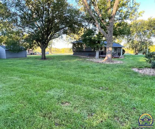 5740 SW Wanamaker Rd, Topeka, KS 66610-9402