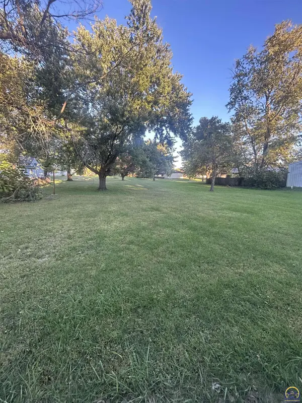 409 Howard St, Effingham, KS 66023