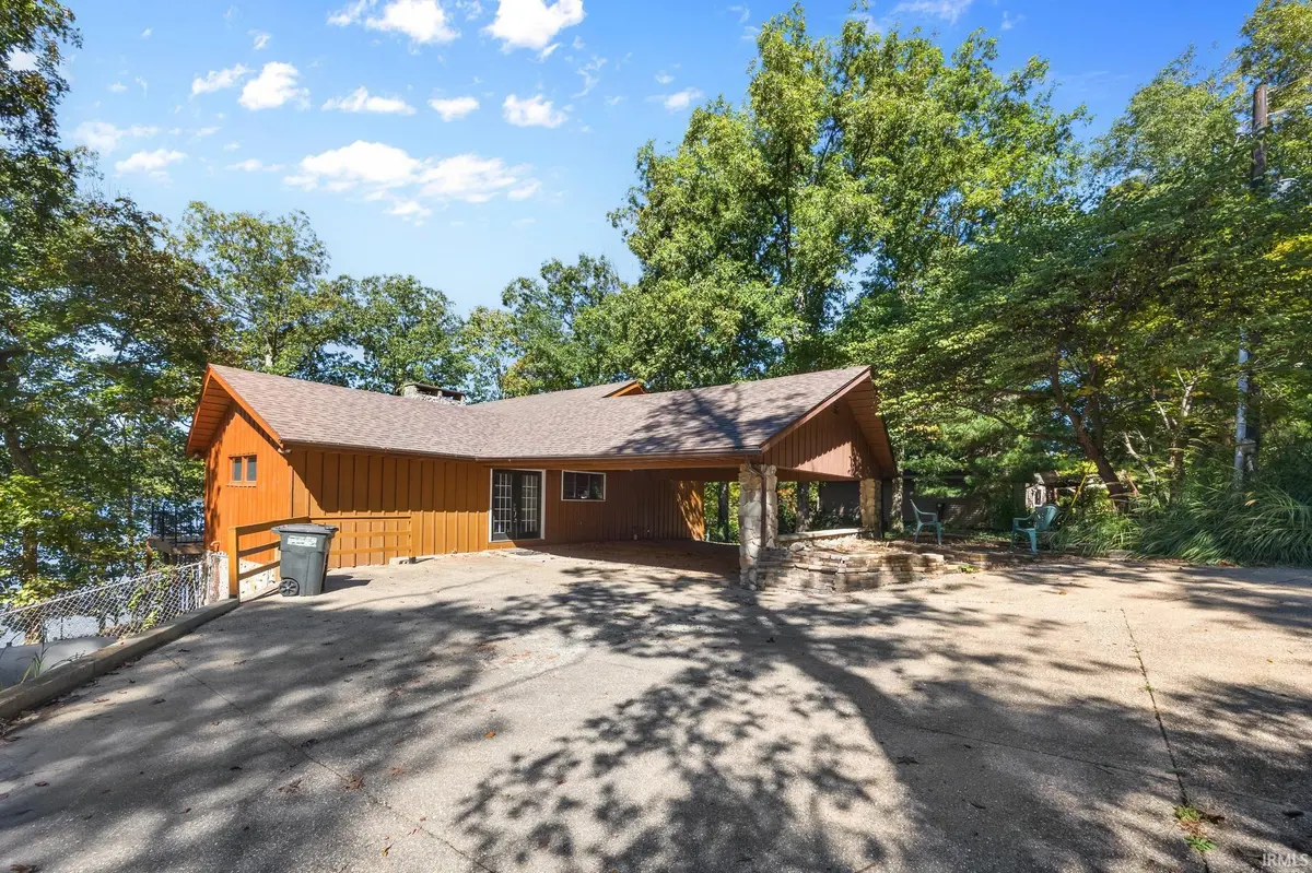 10911 E Mona DR, Huntingburg, IN 47542