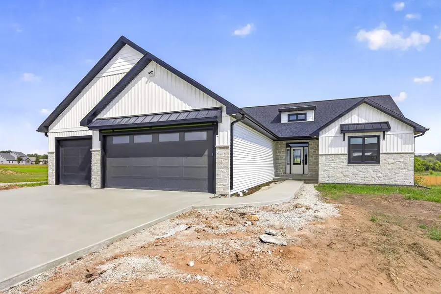 N916 QUARRY RIM RD, Hortonville, WI 54944