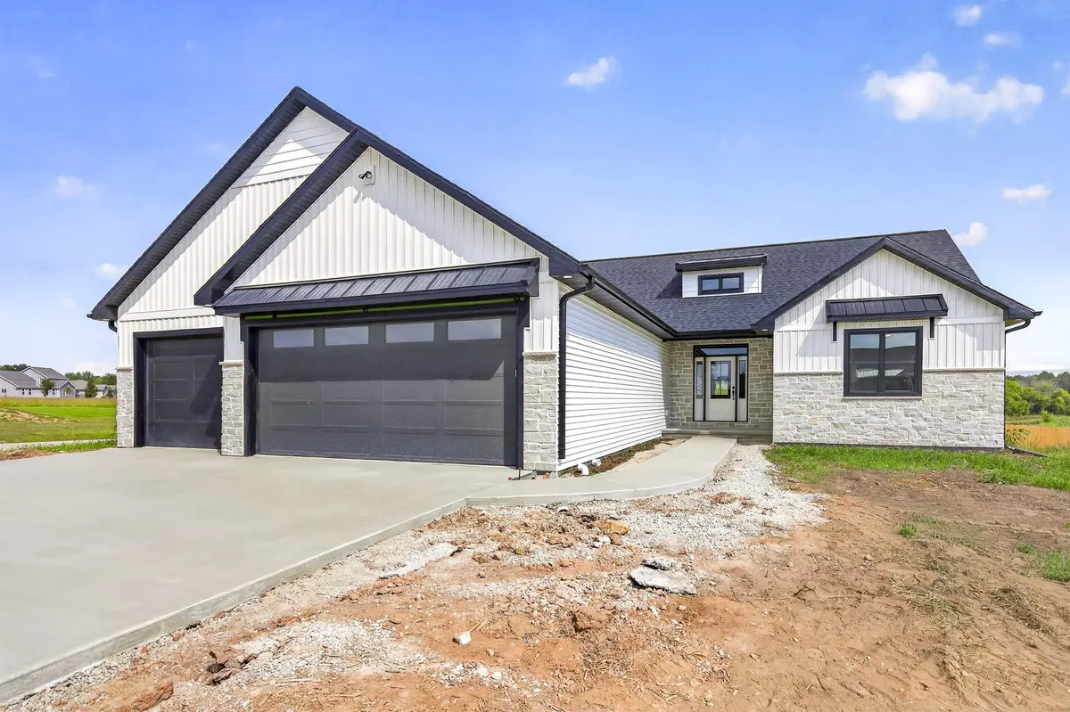 N916 QUARRY RIM RD, Hortonville, WI 54944