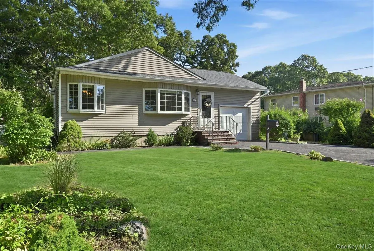 25 W Oakdale ST, Bay Shore, NY 11706