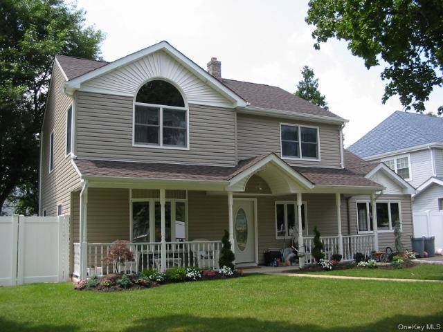 12 Crabtree LN, Levittown, NY 11756
