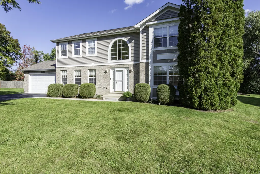 4052 Woodcrest CT, Gurnee, IL 60031