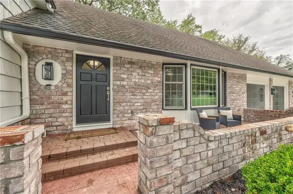 8129 Dearborn DR, Prairie Village, KS 66208