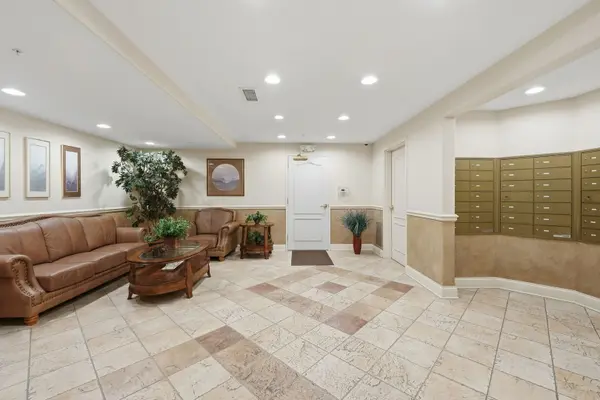 1 Itasca PL #214, Itasca, IL 60143