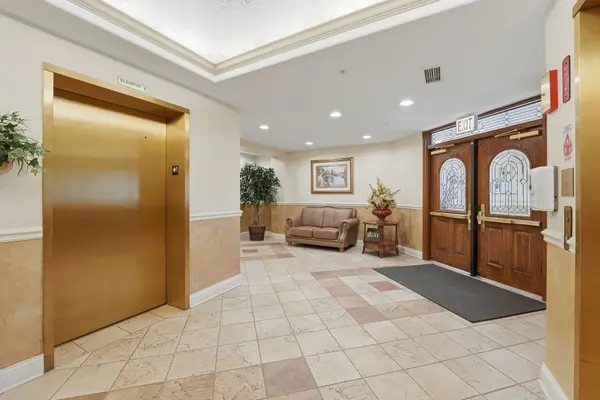 1 Itasca PL #214, Itasca, IL 60143