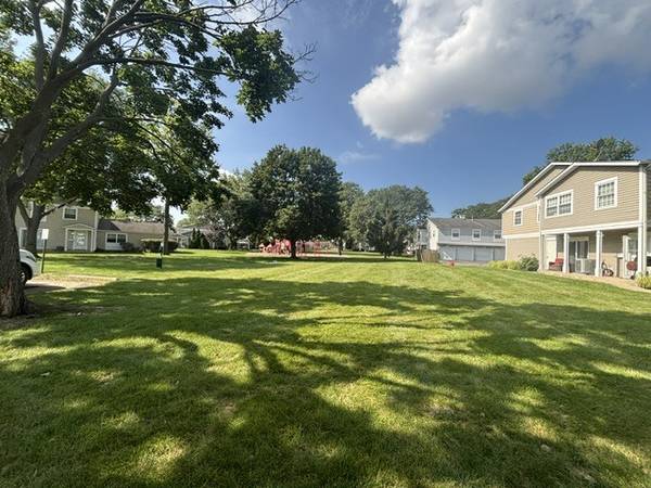 1242 Oboe CT, Wheeling, IL 60090