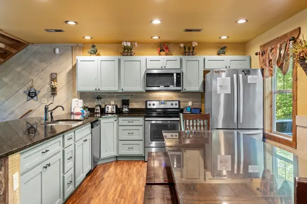 302 Pinnacle Dr, Gatlinburg, TN 37738