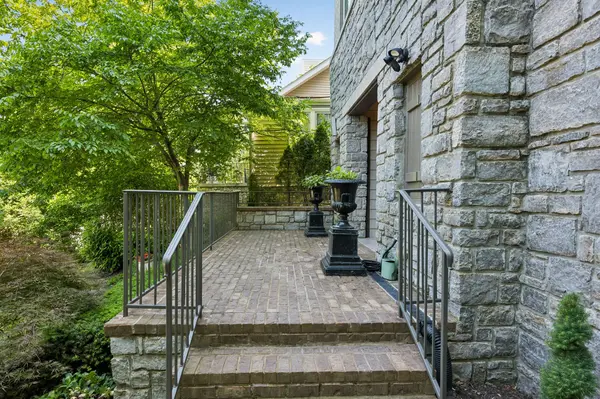 301 32nd Ave #S, Nashville, TN 37212