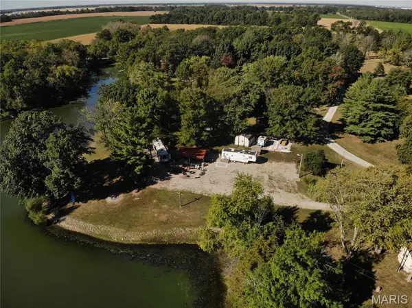 8354 Conservation RD, Alma, IL 62807