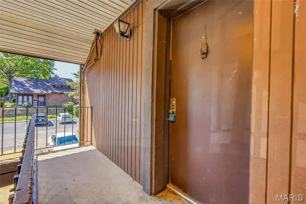 1045 Mersey Bend DR #E, St Louis, MO 63129