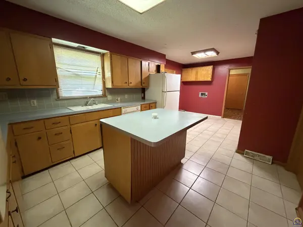 1007 Whittier St, Emporia, KS 66801
