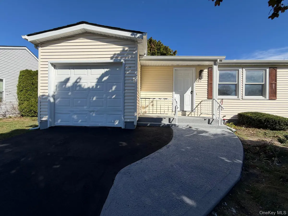 1 Limetree DR, Manorville, NY 11949