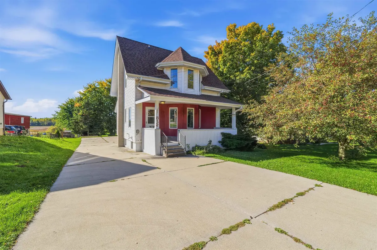 812 FOND DU LAC ST, Mount Calvary, WI 53057