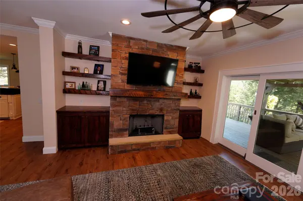 525 Silent Acres RD, Waynesville, NC 28785