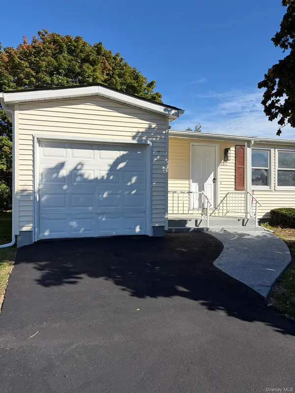 1 Limetree DR, Manorville, NY 11949