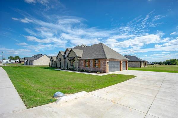 140 W Lynn DR, Mustang, OK 73064