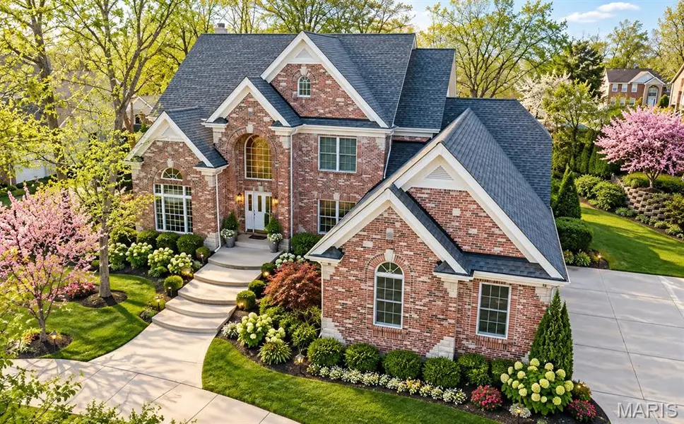 821 N Spoede RD, Creve Coeur, MO 63141