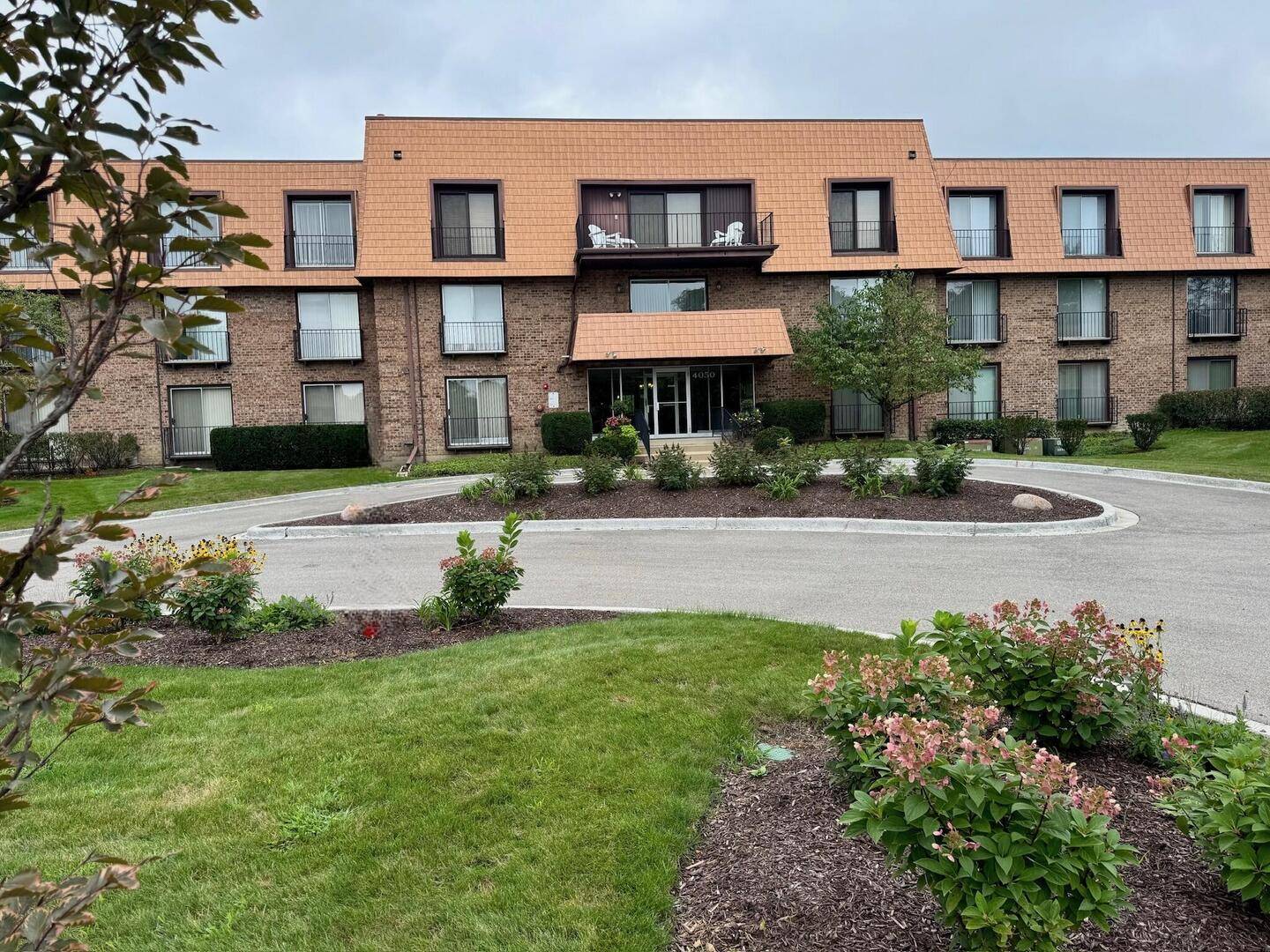 4050 N Dundee RD #202, Northbrook, IL 60062