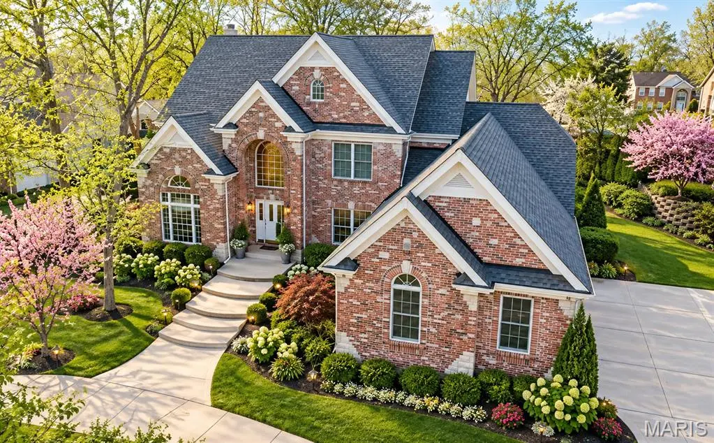 821 N Spoede RD, Creve Coeur, MO 63141
