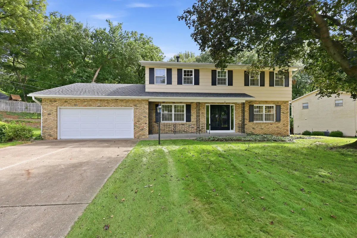 21 Estate CT, Bettendorf, IA 52722
