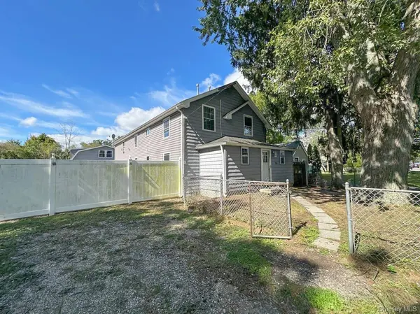 54 Oneill AVE, Bay Shore, NY 11706