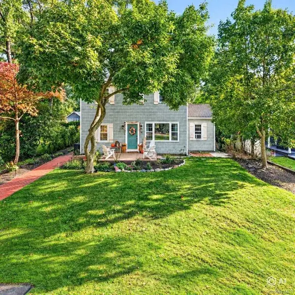 14 Waterview DR, Sound Beach, NY 11789