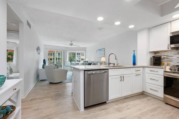 1250 N PORTOFINO DR #304, Sarasota, FL 34242