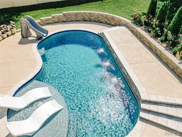 821 N Spoede RD, Creve Coeur, MO 63141