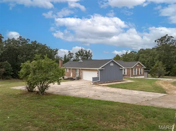 28 Hawthorne DR, Warrenton, MO 63383