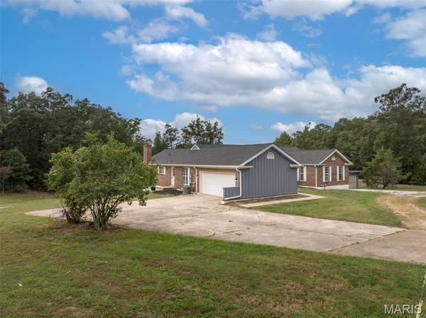 28 Hawthorne DR, Warrenton, MO 63383