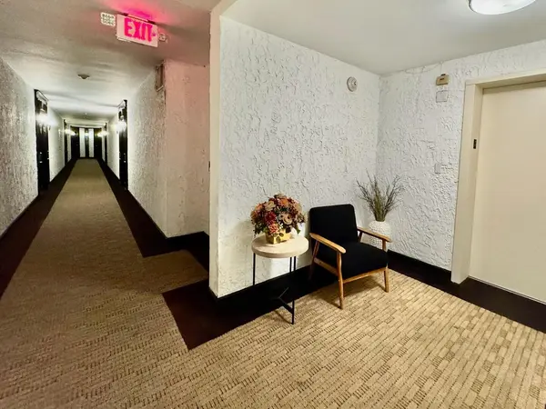 4050 N Dundee RD #202, Northbrook, IL 60062