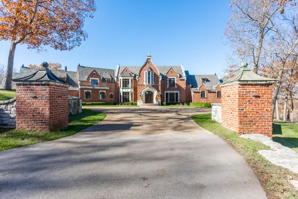 6052 E Summit View DR, Springfield, MO 65809