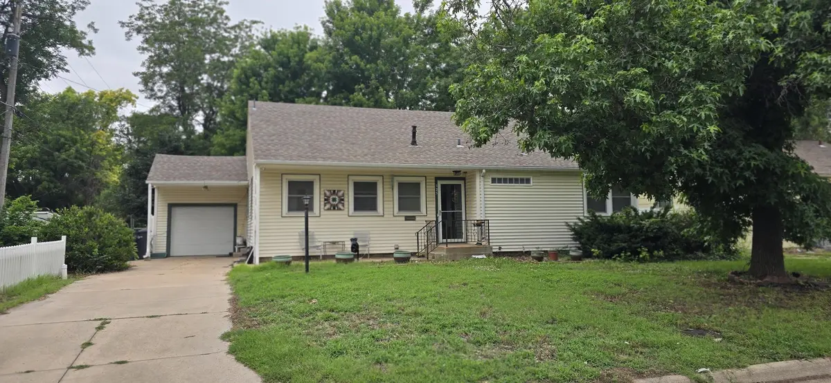 525 Santa Fe St, Newton, KS 67114