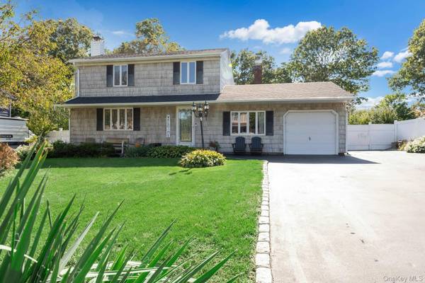 16 Hilltop LN, Ridge, NY 11961