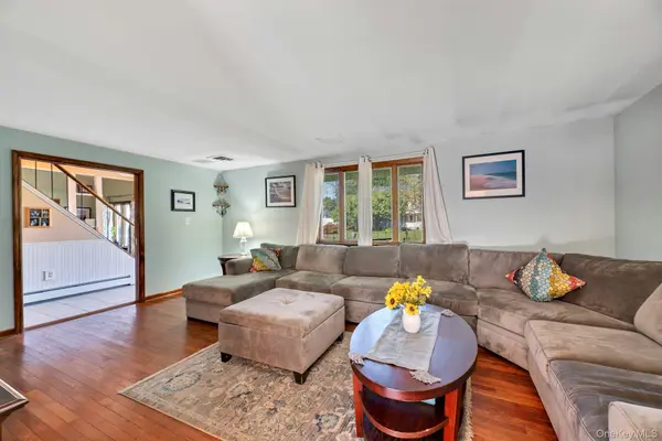 16 Hilltop LN, Ridge, NY 11961