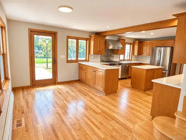 92 Crum Elbow RD, Hyde Park, NY 12538