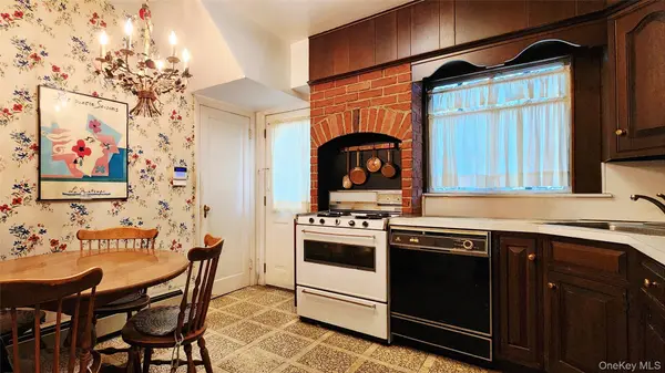 7516 175th ST, Fresh Meadows, NY 11366