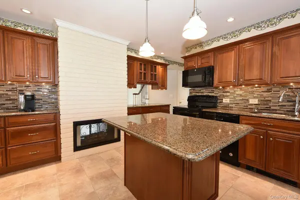 26 Ballad LN, Hicksville, NY 11801