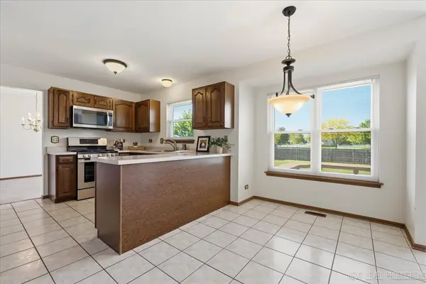 923 Ridge TRL, Carol Stream, IL 60188
