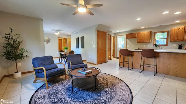 527 4th ST, Mason City, IA 50401
