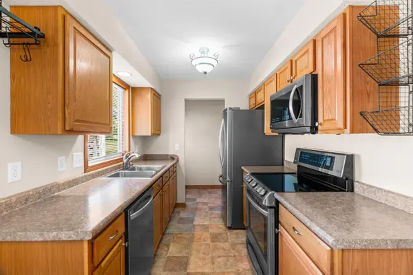 1086 Lowell DR, Apple Valley, MN 55124