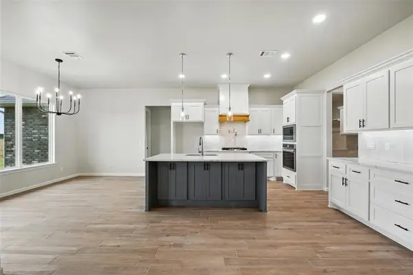 4449 Raymond LN, Guthrie, OK 73044