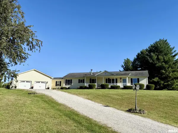 1404 Vinifera DR, Petersburg, IL 62675