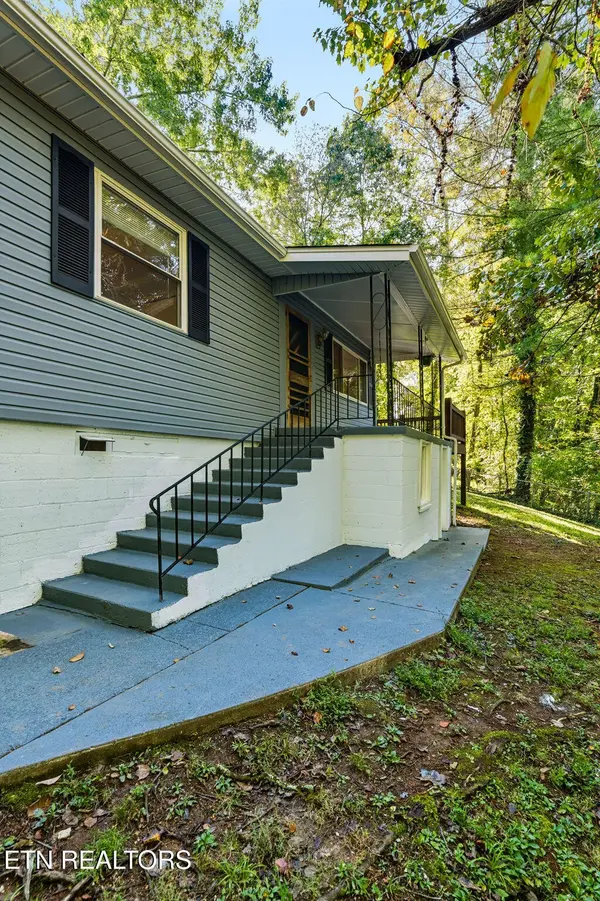 132 Taylor Rd, Oak Ridge, TN 37830