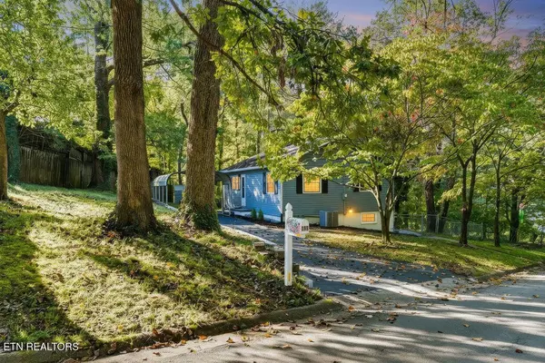 132 Taylor Rd, Oak Ridge, TN 37830